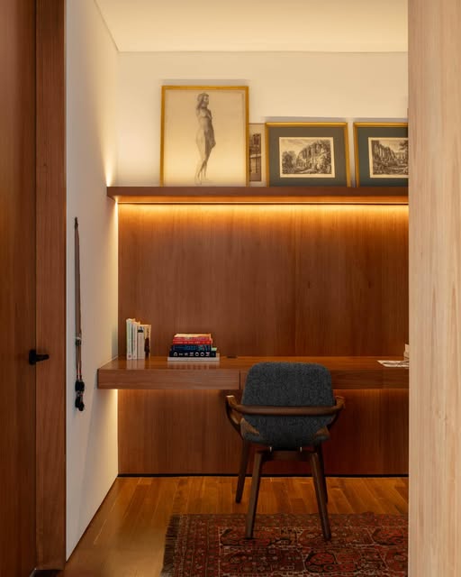 Integrated timber workspace in Apartamento DB