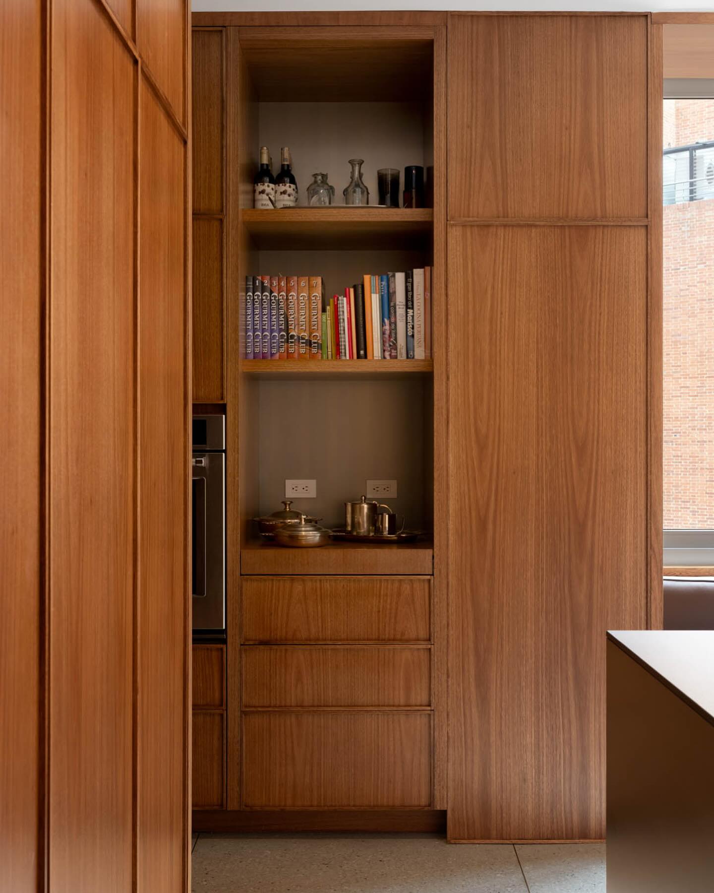 Custom timber storage in Apartamento DB